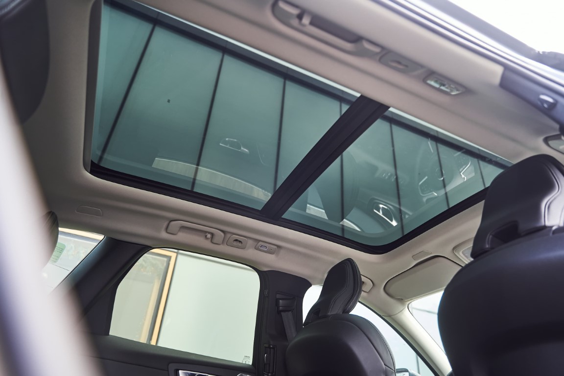 Cửa sổ trời Parorama toàn cảnh trên Volvo Xc60 Plug In Hybrid 2026.