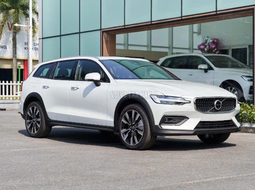 Volvo V60 Cross Country ngoại thất màu trắng.