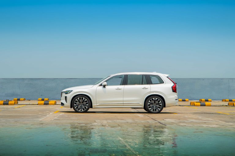 Thiết kế nội bật phần thân xe là bộ lazzang hoàn toàn mới của Volvo Xc90 Ultra 2026.
