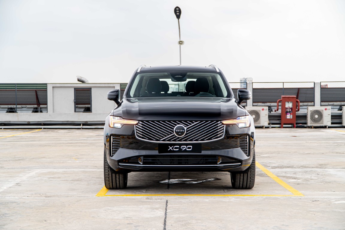 Ngoại thất phần đầu xe Volvo Xc90 Plug In Hybrid.