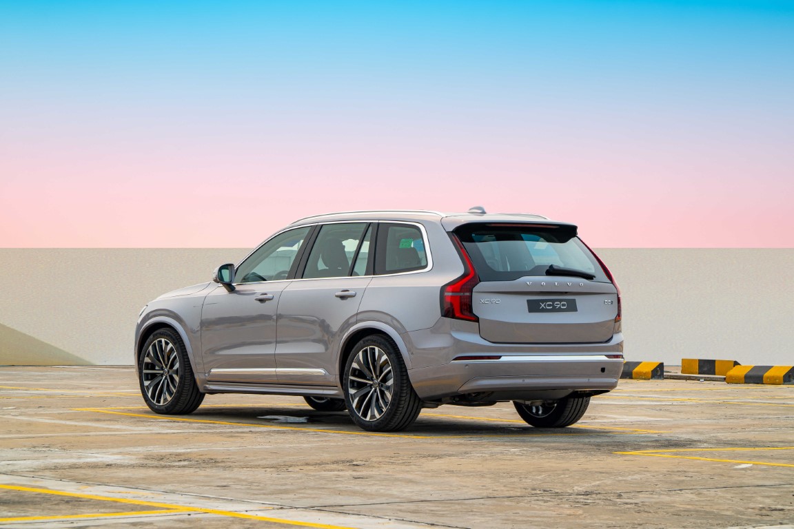 Phần đuôi xe Volvo Xc90 2026 ở góc nghiên.