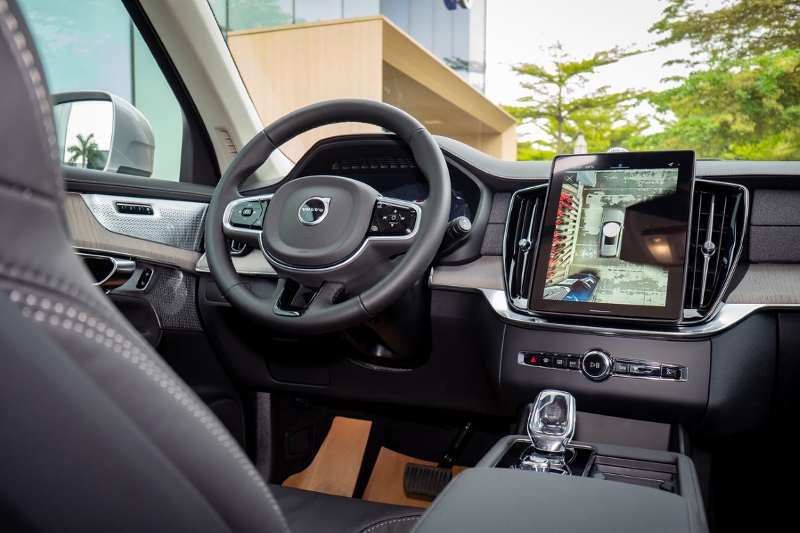 Nội thất khu vực vô lăng và người lái trên Volvo Xc90 2025 All new.