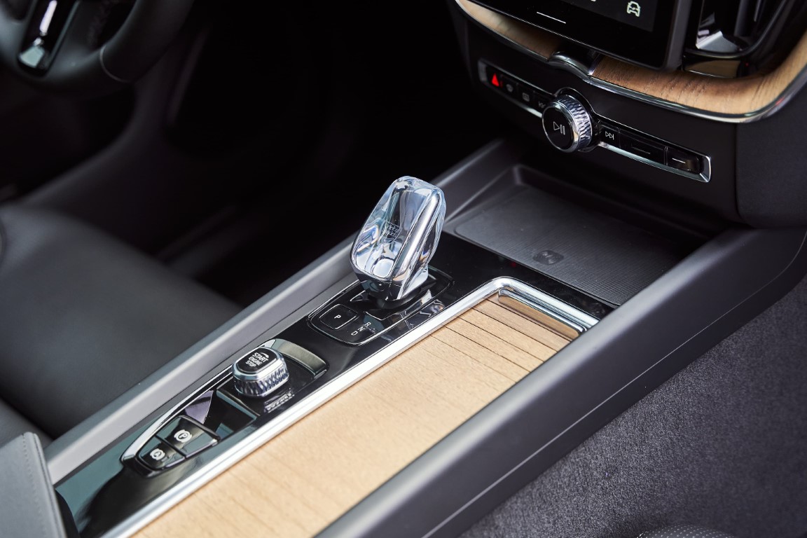 Cụm cần số Pha Lê trên Volvo Xc60 Plug In Hybrid.