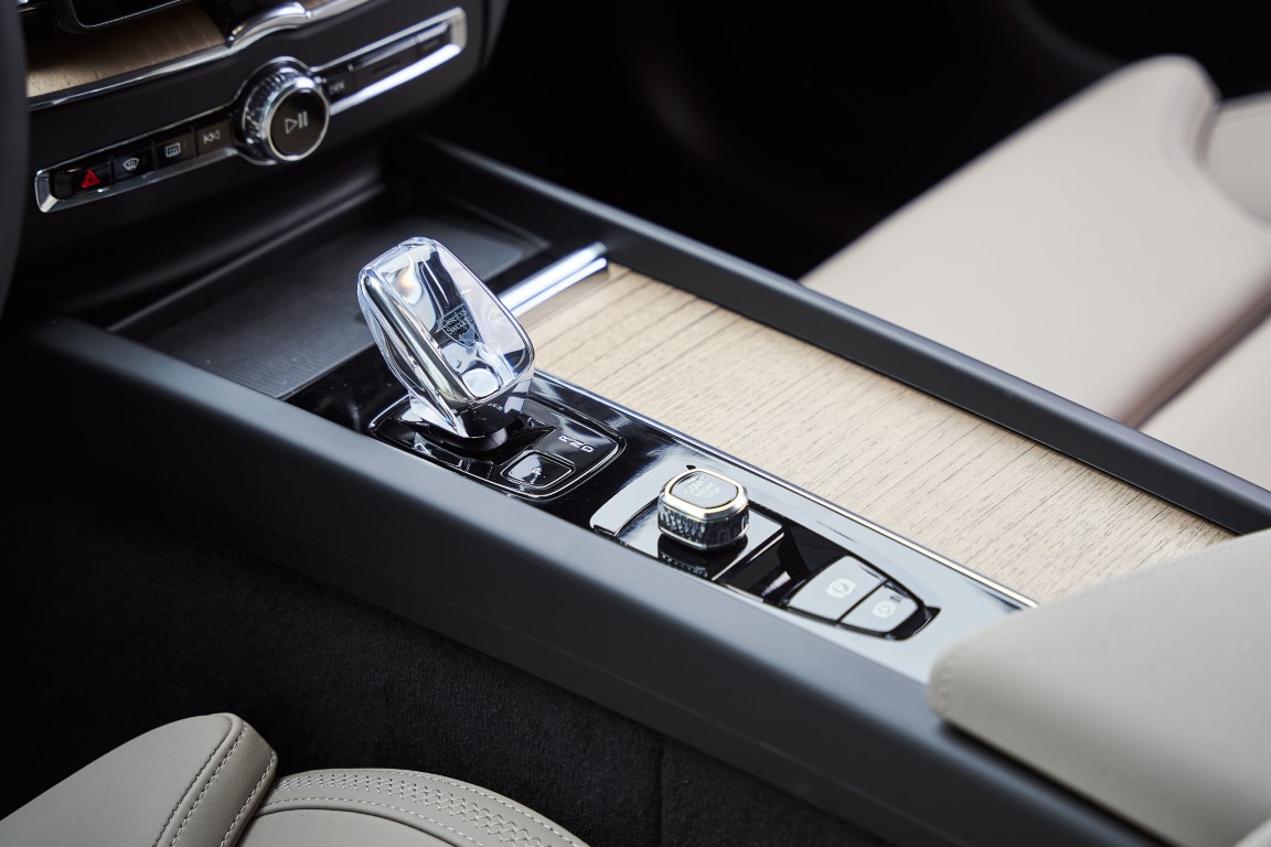 Cụm cần số Pha lê kết hợp Gỗ Natural Drift Wood rất bắt mắt trên Volvo Xc60 2026 mới.