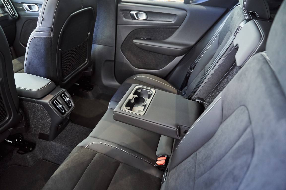 Hàng ghế thứ 2 trên Volvo Xc40 2026.