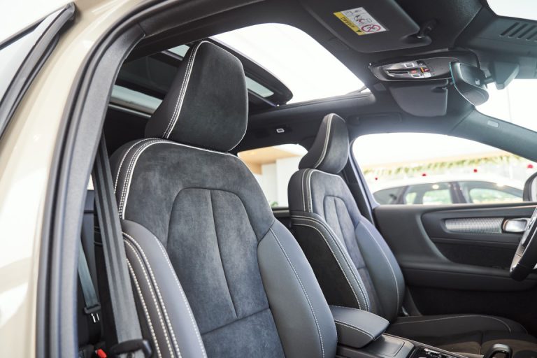 Không gian Volvo Xc40 2026 rộng dãi hơn khi được trang bị cửa sổ trời.