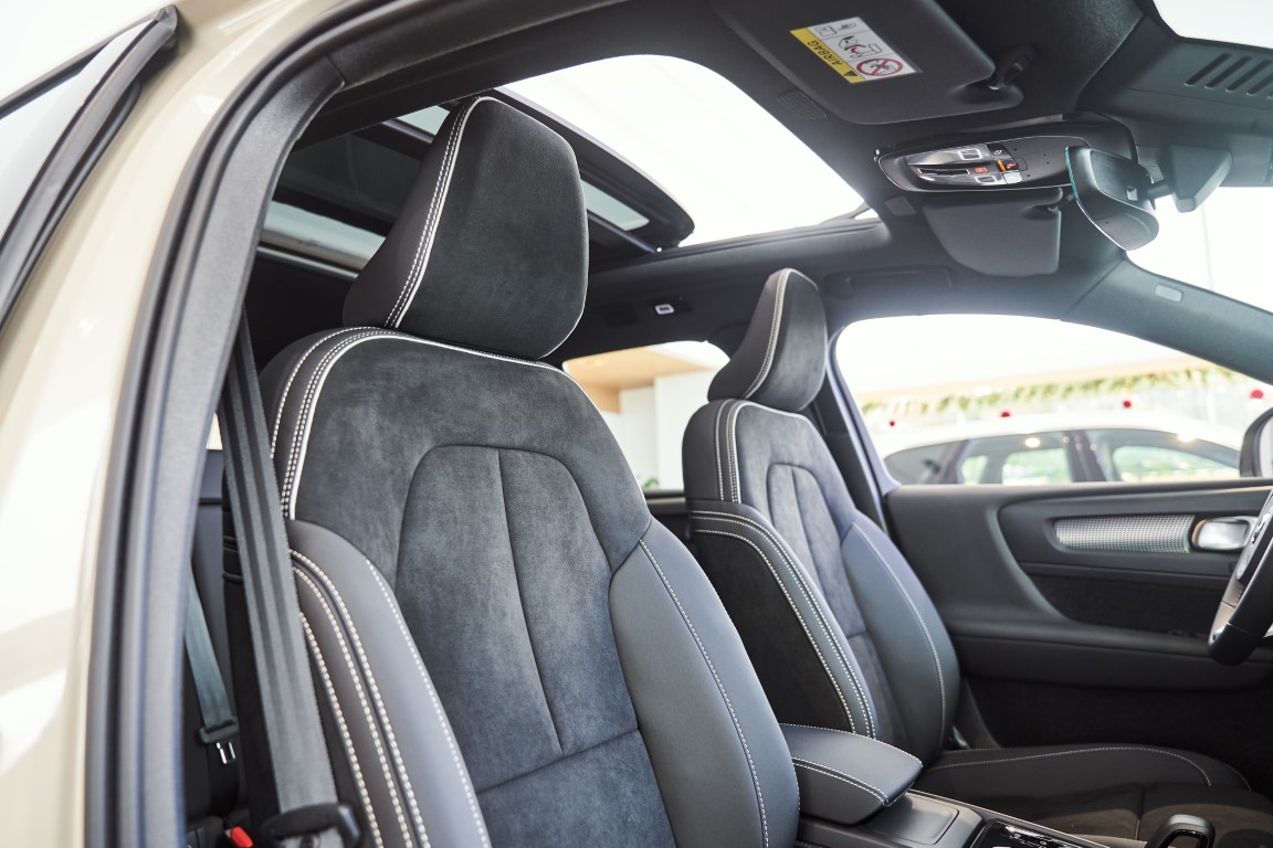 Không gian Volvo Xc40 2026 rộng dãi hơn khi được trang bị cửa sổ trời.