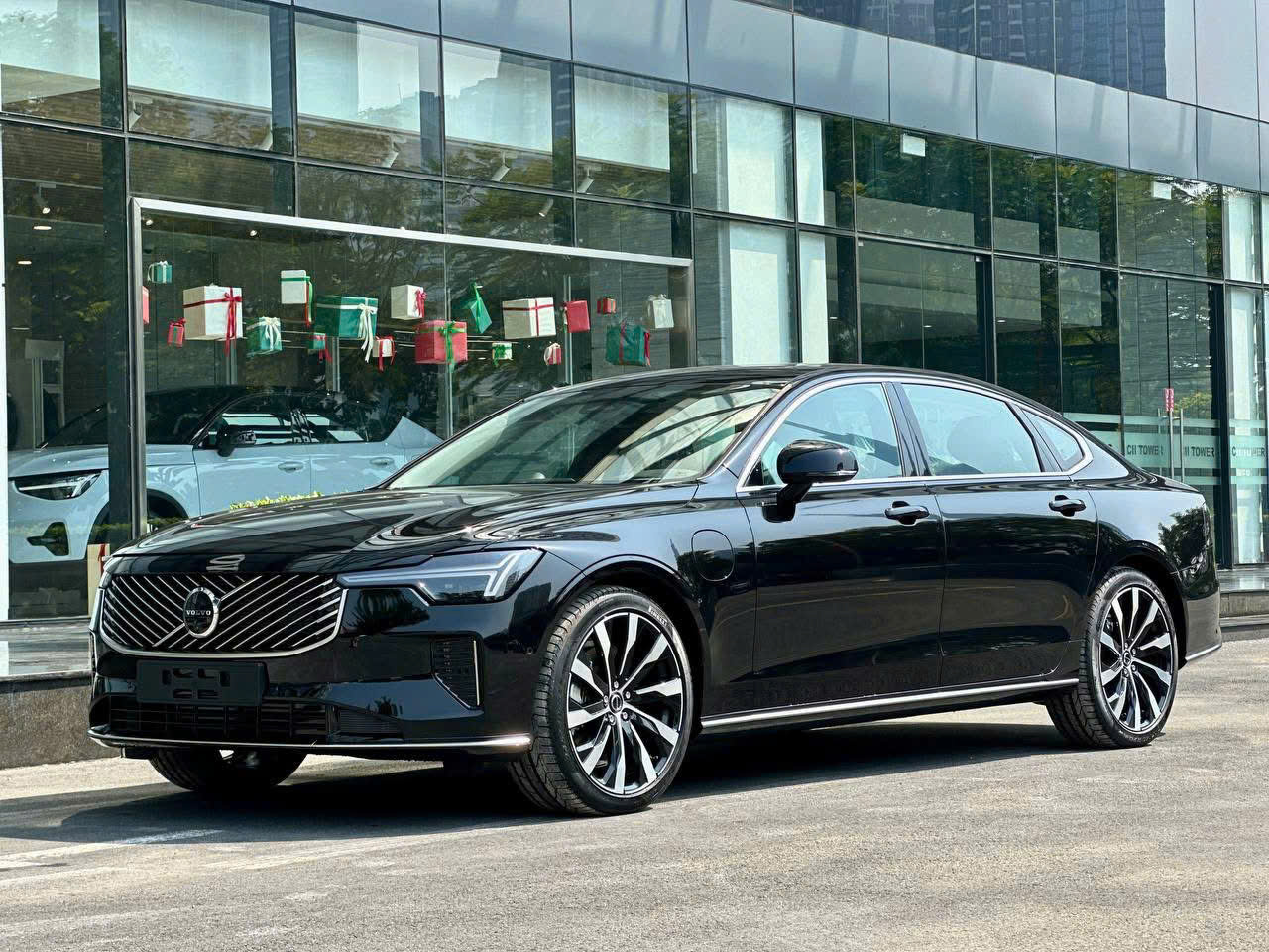 Volvo S90L Plug In Hybrid 2026 Màu Đen Lịch Lãm.