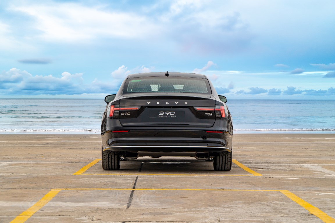 Phần đuôi xe Volvo S90L Plug In Hybrid 2026.