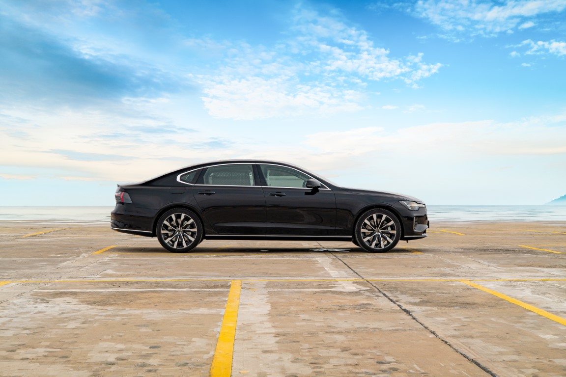 Phần thân xe Volvo S90L Plug In Hybrid 2026.