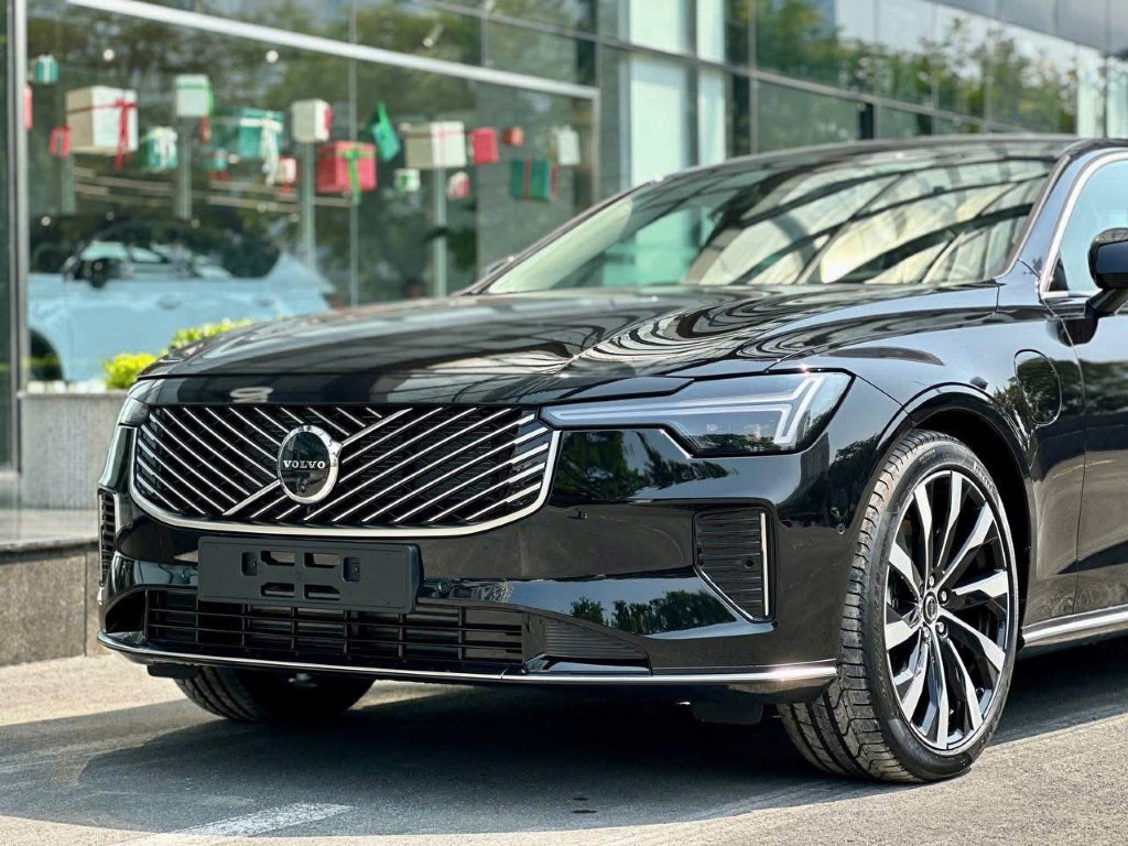 Phía đầu xe Volvo S90L Plug In Hybrid 2026.
