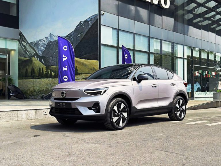 Volvo EC40 Recharge 2026 màu Bạc ánh Tím Aurora Silver.