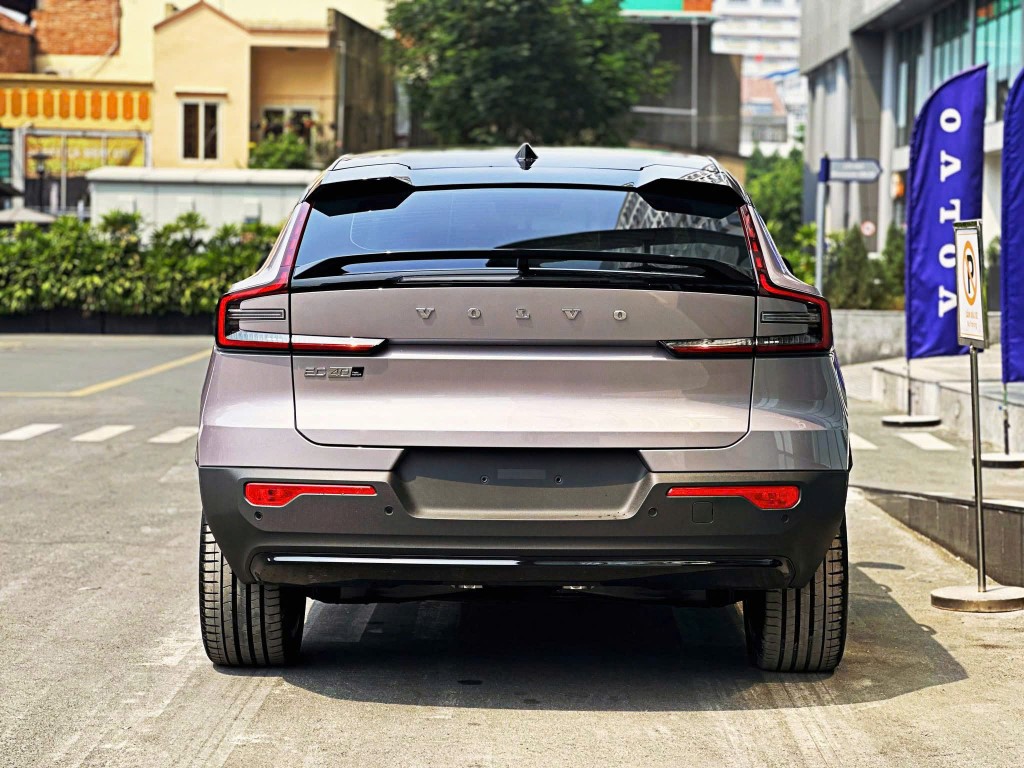 Đuôi xe Volvo EC40 Recharge 2026 màu Aurora Silver.