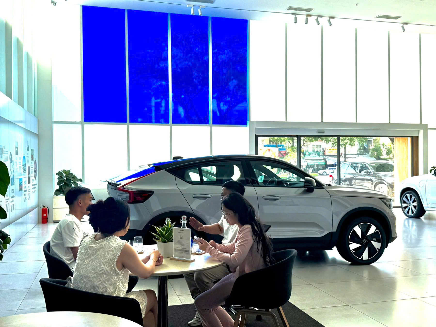 Không gian Showroom Volvo Đà Nẵng.