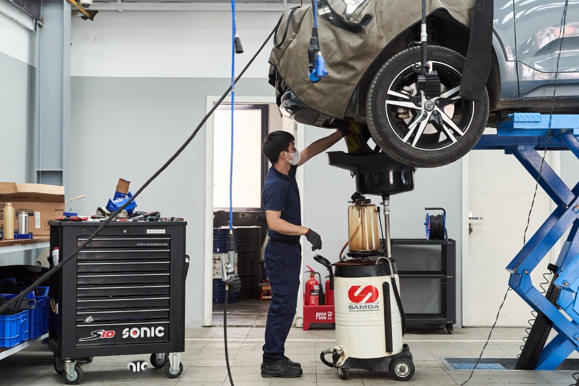 Các Kỹ Thuật Viên đang kiểm tra và bảo dưỡng định kỳ xe Volvo cho Khách Hàng.
