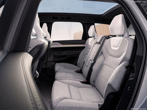 Không gian rộng rãi và vô còng lịch lãm trên Volvo Ex90 2026.