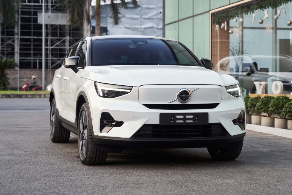 Ngoại thất xe volvo ec40 màu trắng Crystal White góc nhìn phía trước