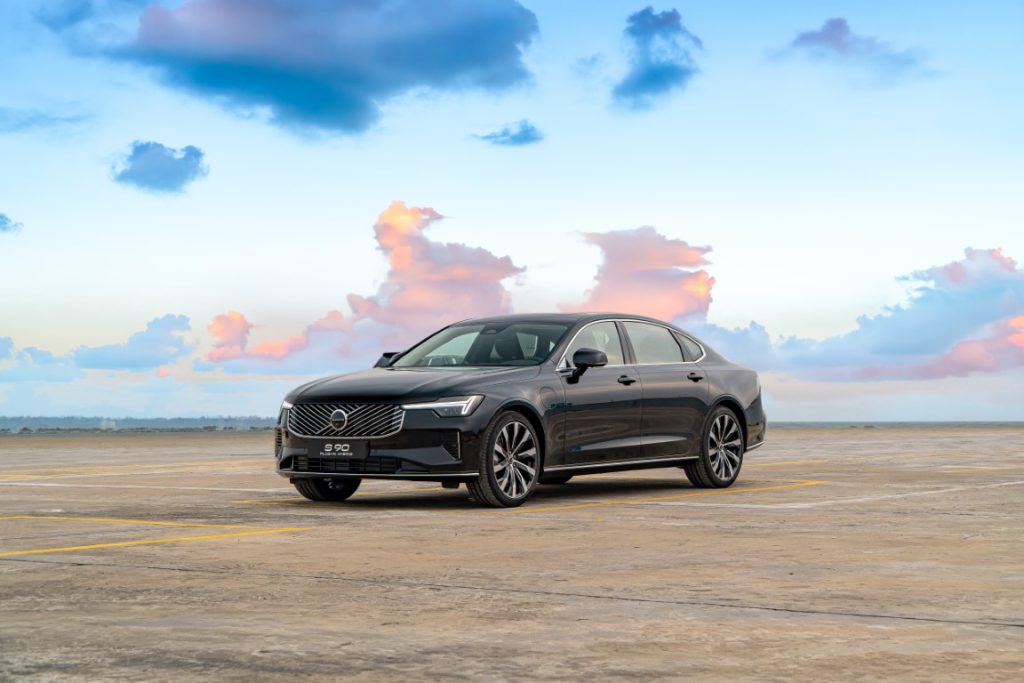 Ngoại thất xe volvo s90 màu đen Onyx Black góc nhìn phía trước