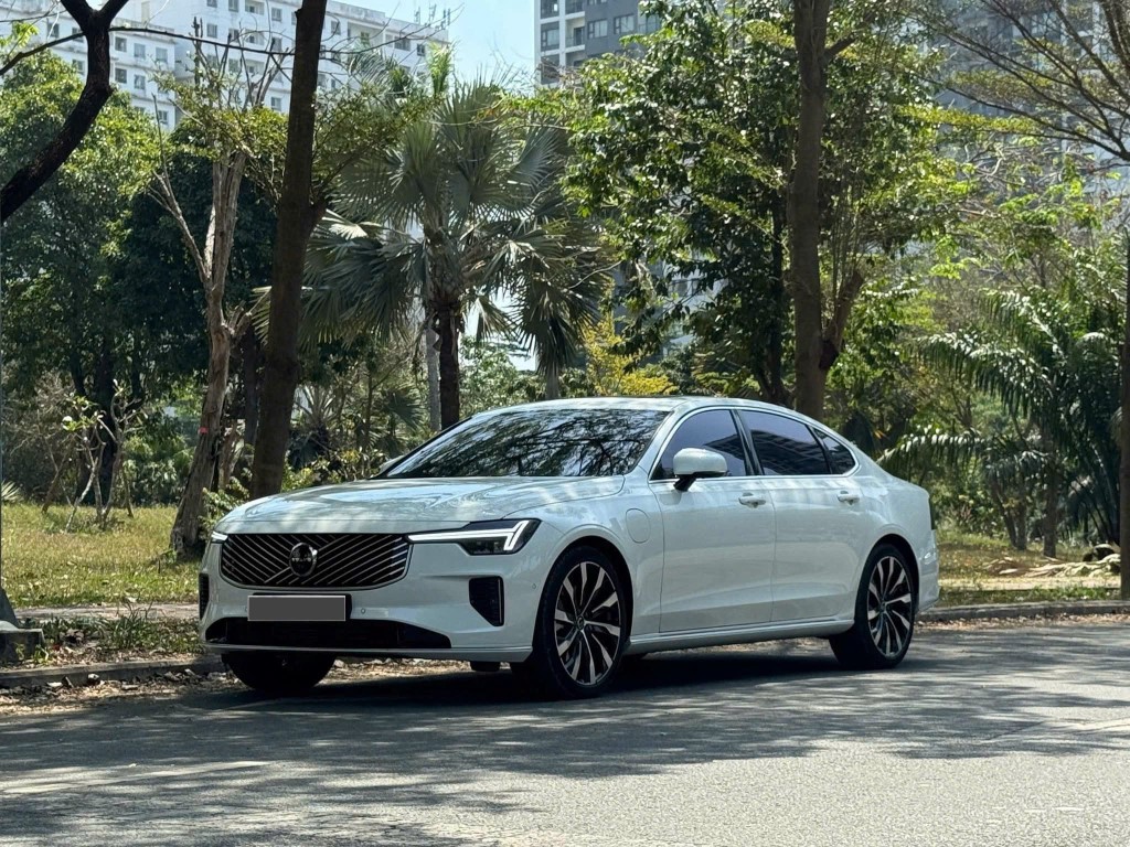 Ngoại thất xe volvo s90 màu trắng Crystal White góc nhìn phía trước