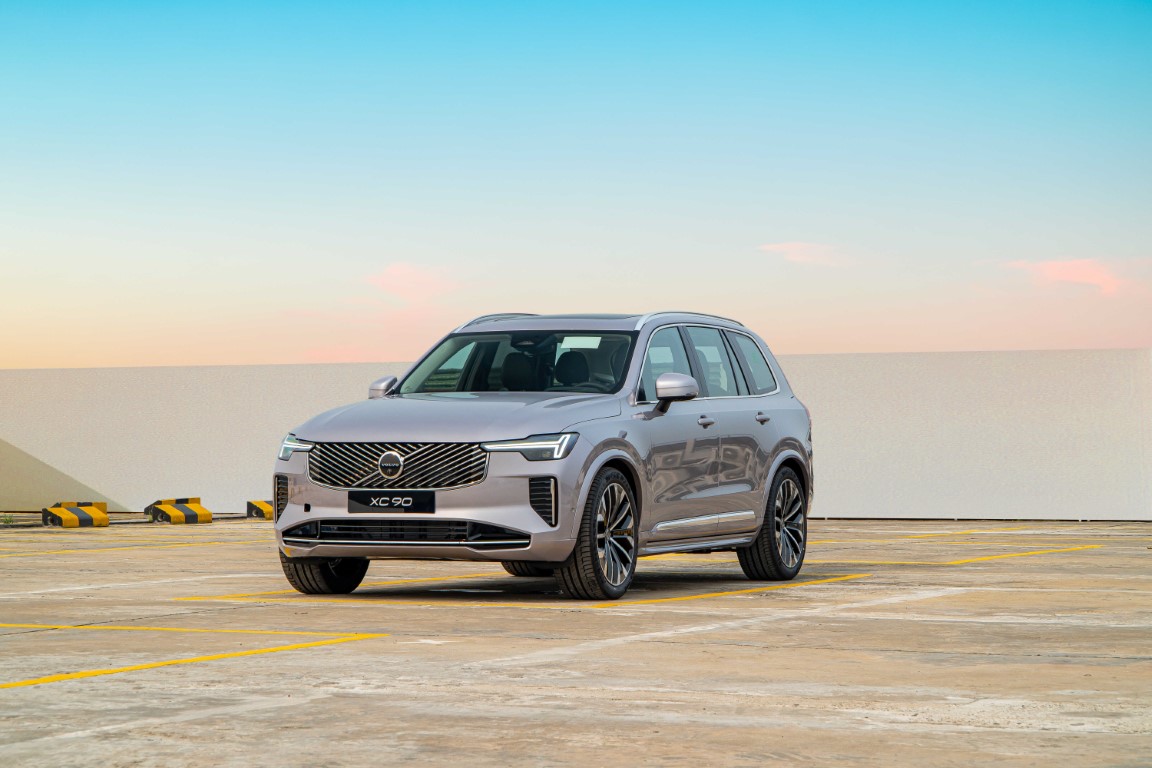 Ngoại thất xe volvo xc90 màu bạc Aurora Silver góc nhìn phía trước