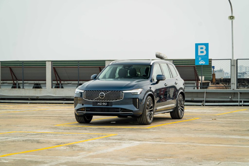 Ngoại thất xe volvo xc90 màu xanh Denim Blue góc nhìn phía trước