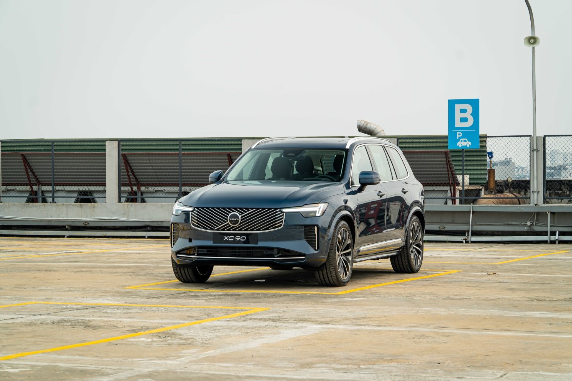 Ngoại thất xe volvo xc90 màu xanh Denim Blue góc nhìn phía trước
