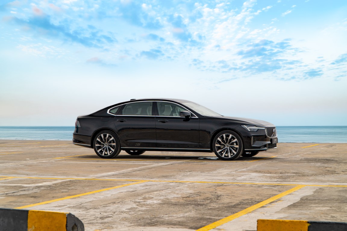 Xe volvo s90 màu đen Onyx Black hợp mệnh Thủy và Mộc