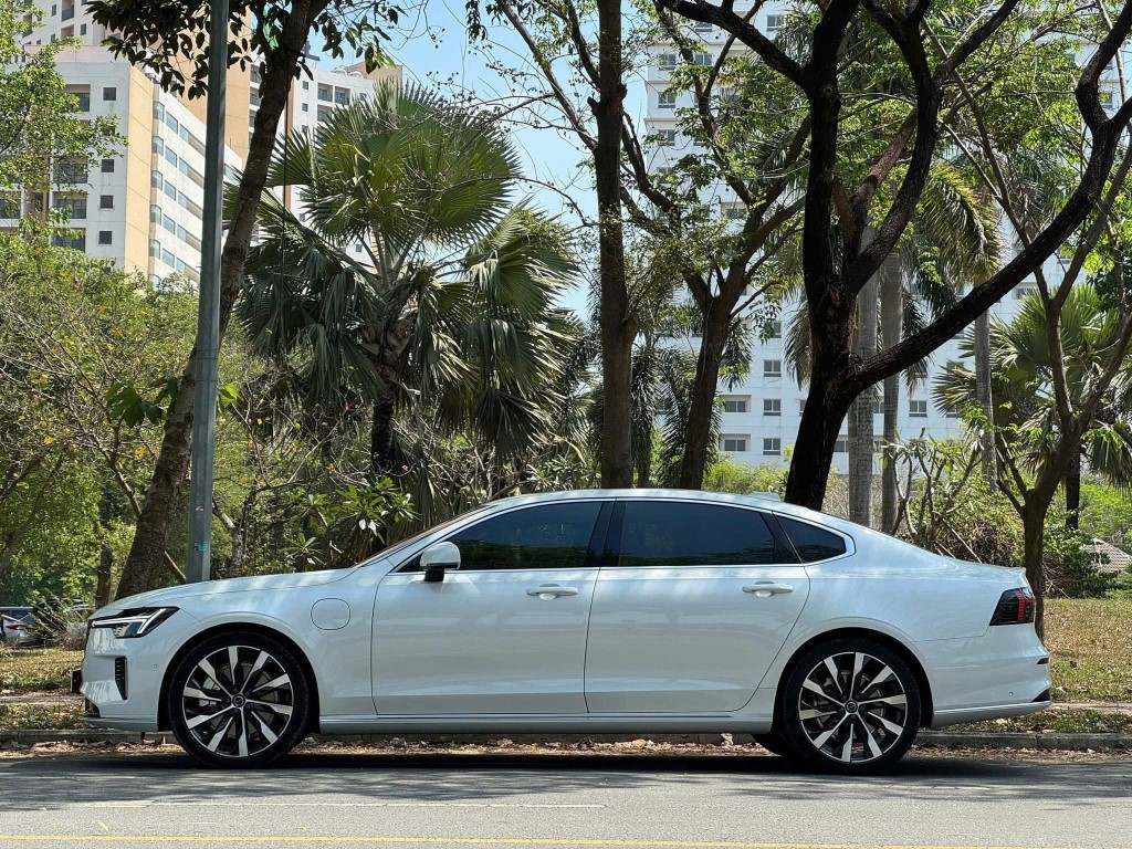 Xe volvo s90 màu trắng Crystal White hợp mệnh Kim và Thủy