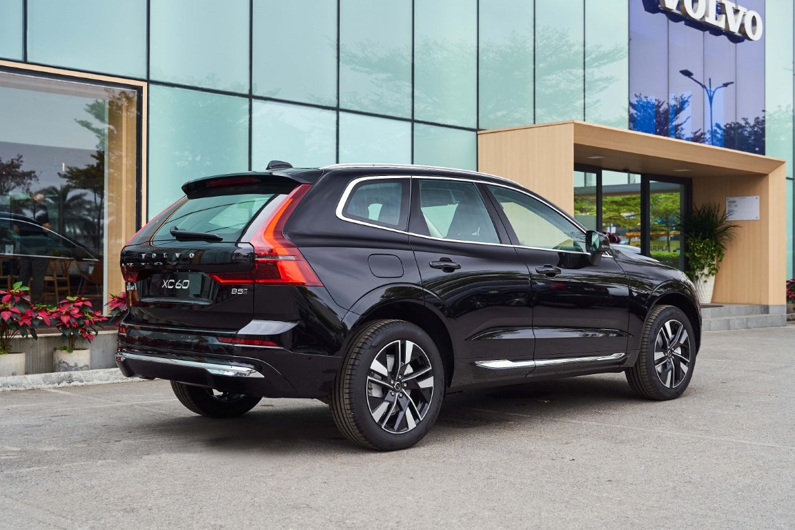 Chọn xe Volvo XC60 màu đen hợp phong thủy mệnh Thủy và mệnh Mộc.