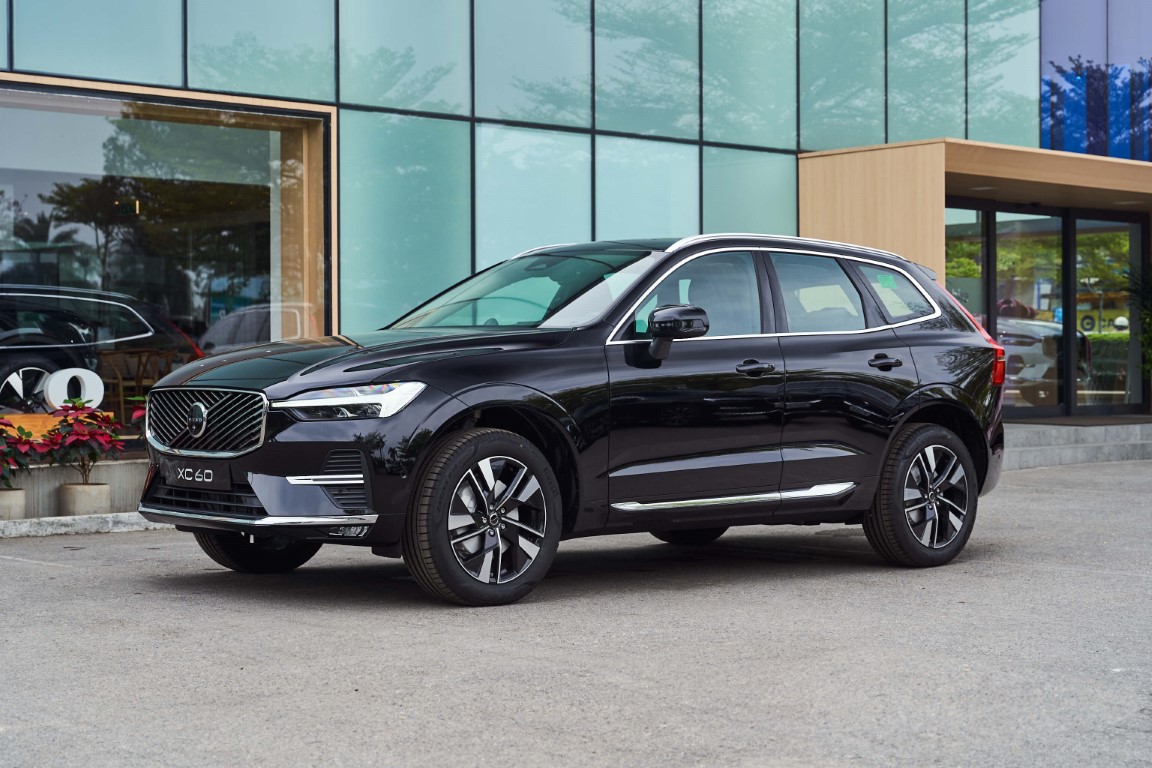 Ngoại thất Volvo XC60 màu đen Onyx Black sang trọng và uy quyền.