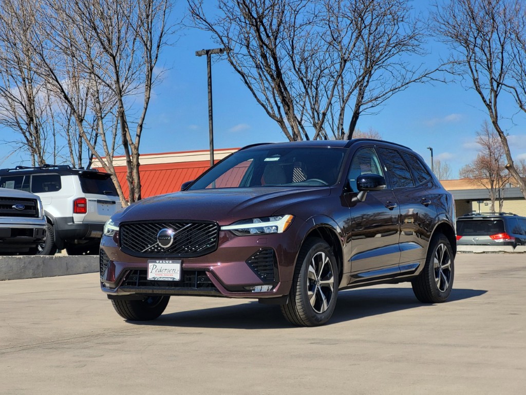 Ngoại thất Volvo XC60 màu đỏ Mulberry Red sang trọng và lịch lãm