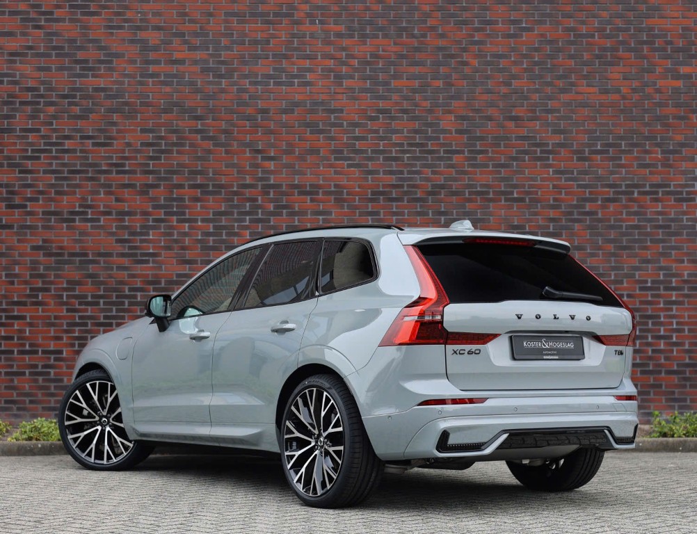 Chọn xe Volvo XC60 màu xám xi măng hợp phong thủy mệnh Kim và mệnh Thủy.