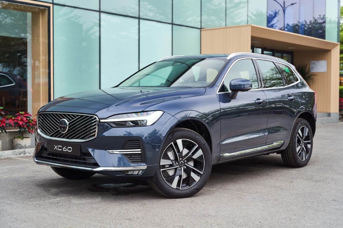 Ngoại thất Volvo XC60 màu xanh Denim Blue lịch lãm và phong cách.