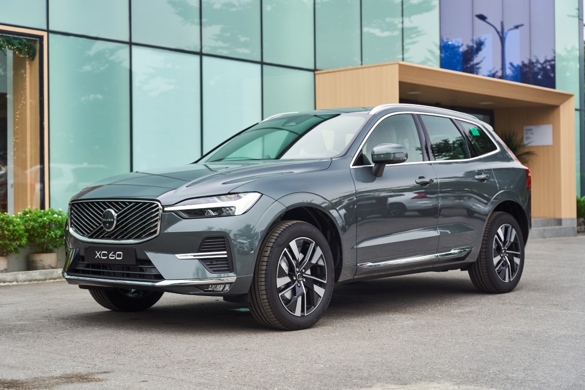 Ngoại thất Volvo XC60 màu xanh Forest Lake sang trọng và cuốn hút.