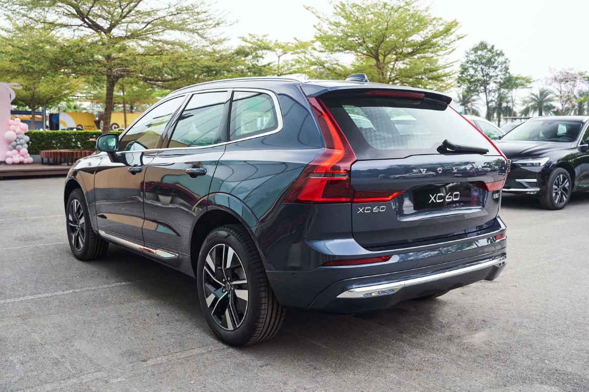 Chọn xe Volvo XC60 màu xanh hợp phong thủy mệnh Thủy và mệnh Mộc.