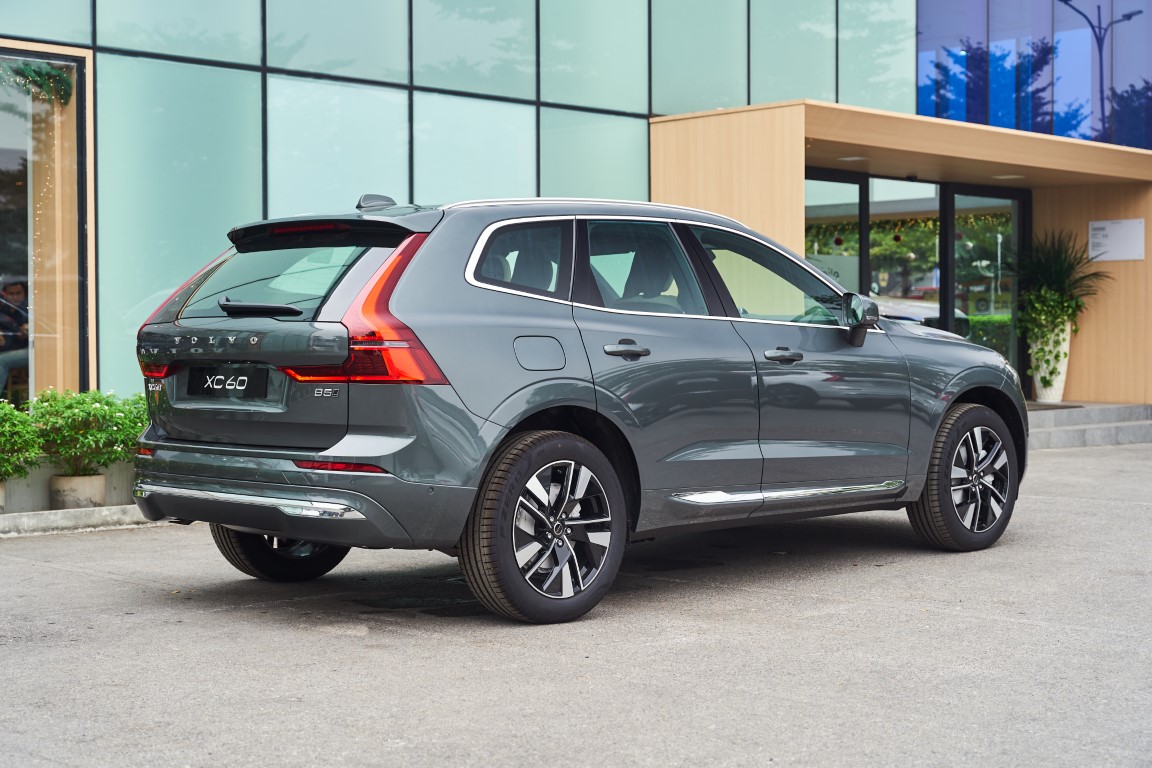 Chọn xe Volvo XC60 màu xanh hợp phong thủy mệnh Mộc và mệnh Hỏa.