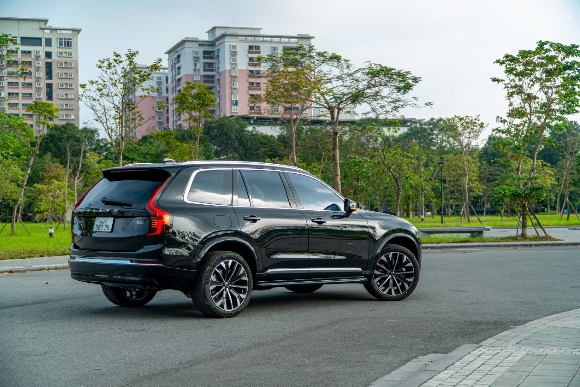 Chọn xe Volvo XC90 màu đen hợp phong thủy mệnh Thủy và mệnh Mộc.