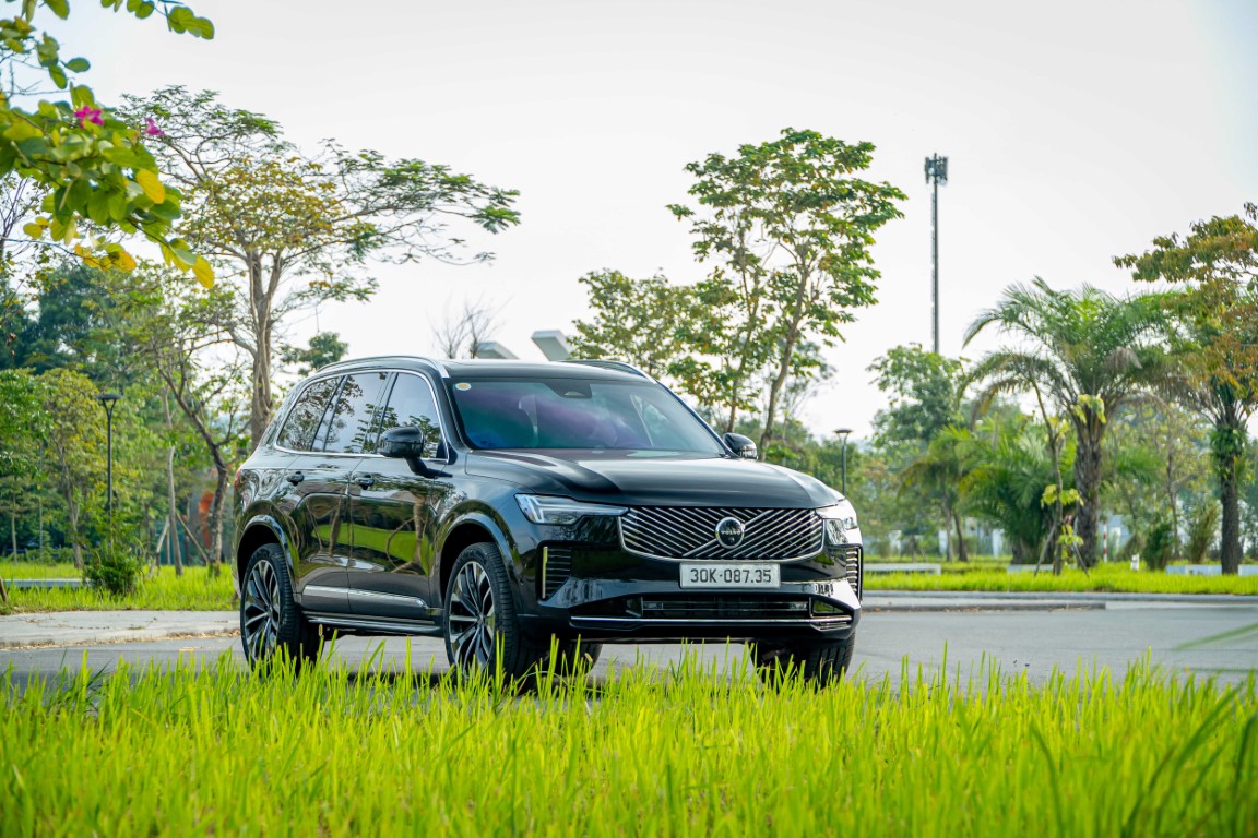 Ngoại thất Volvo XC90 màu đen Onyx Black uy quyền và sang trọng.
