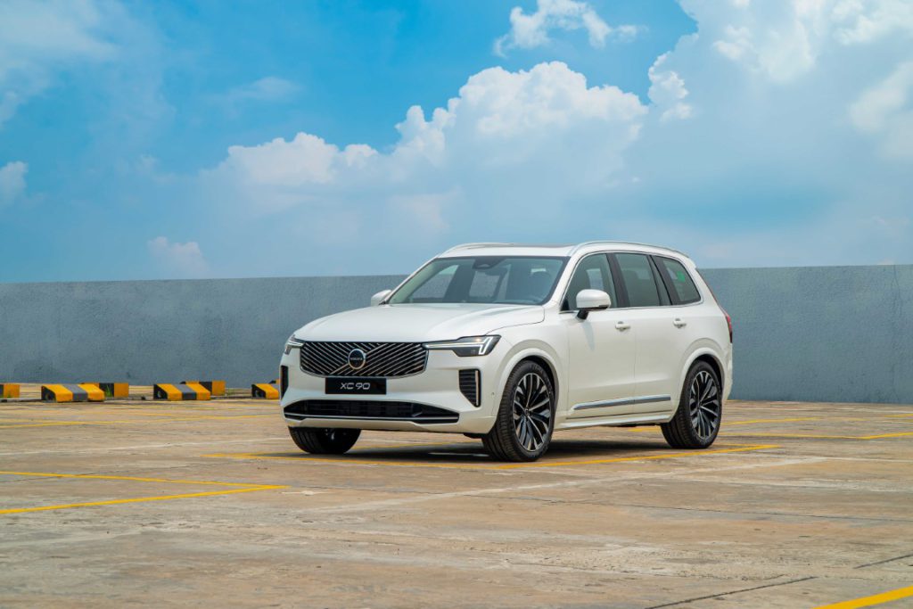 Ngoại thất Volvo XC90 màu trắng Crystal White tinh khôi và thanh lịch.