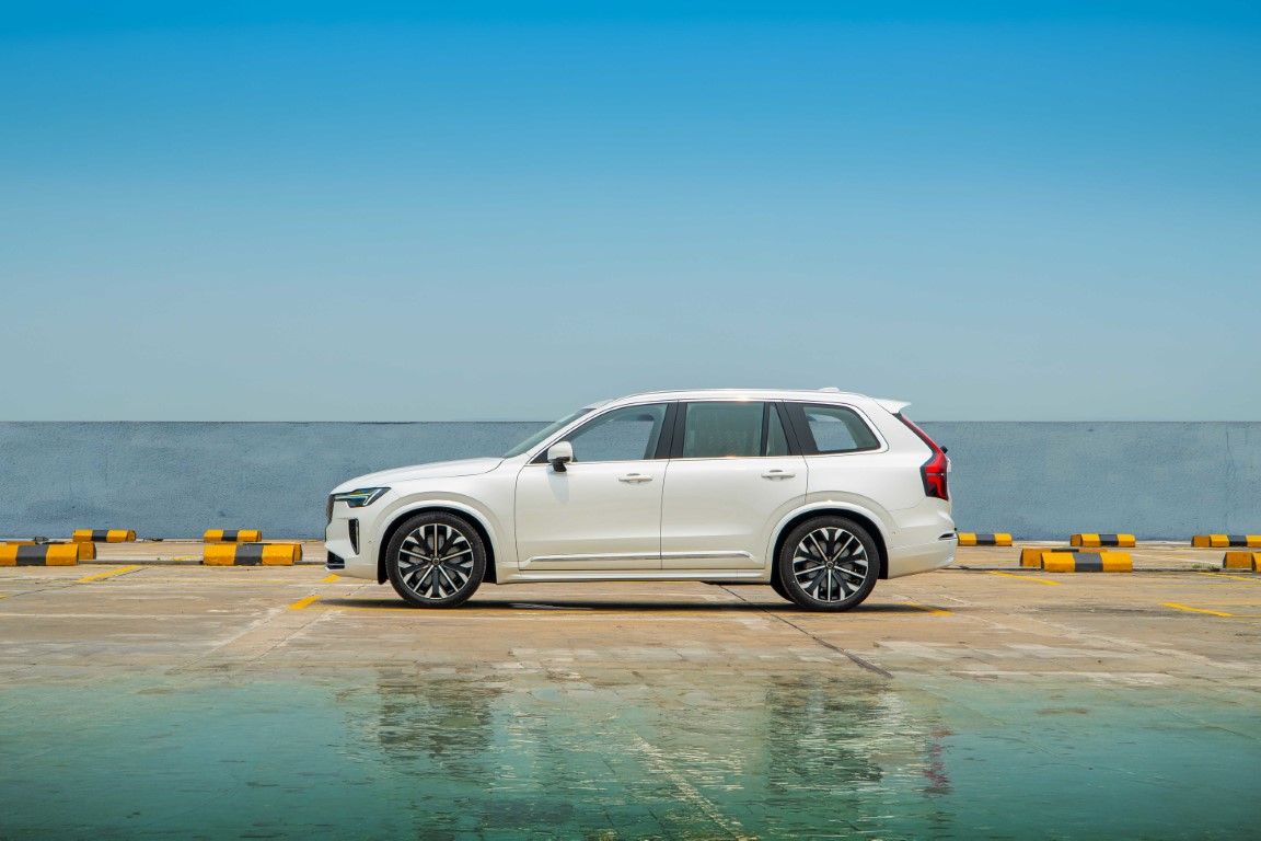 Chọn xe Volvo XC90 màu trắng hợp phong thủy mệnh Kim và mệnh Thủy.