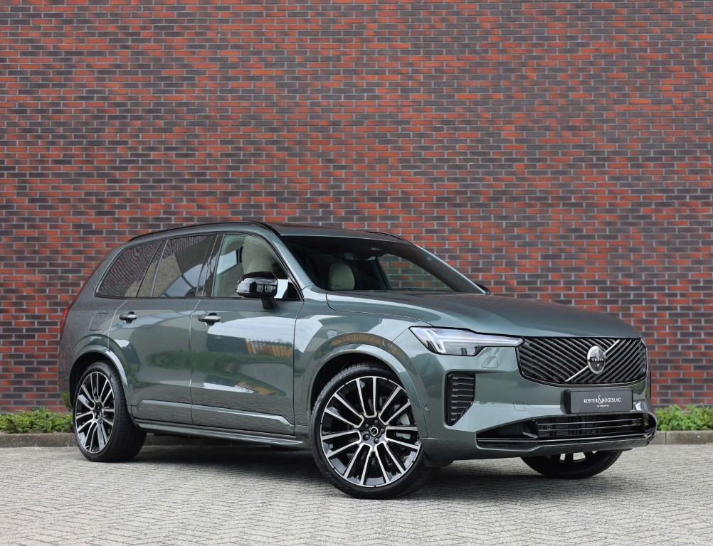 Ngoại thất Volvo XC90 màu xanh Forest Lake model 2027 hoàn toàn mới.