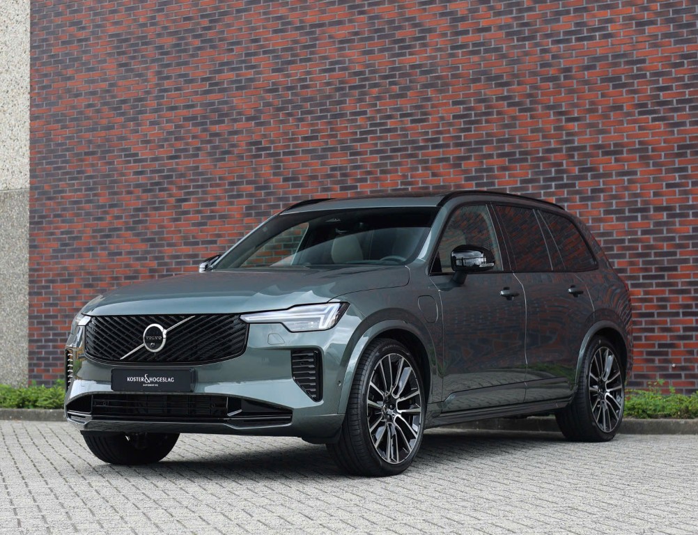 Chọn xe Volvo XC90 màu xanh hợp phong thủy mệnh Mộc và mệnh Hỏa.