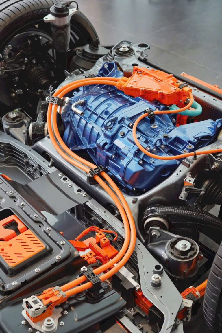 Mô hình khung gầm xe điện SPA2 xe Volvo trưng bày tại Volvo Hà Nội