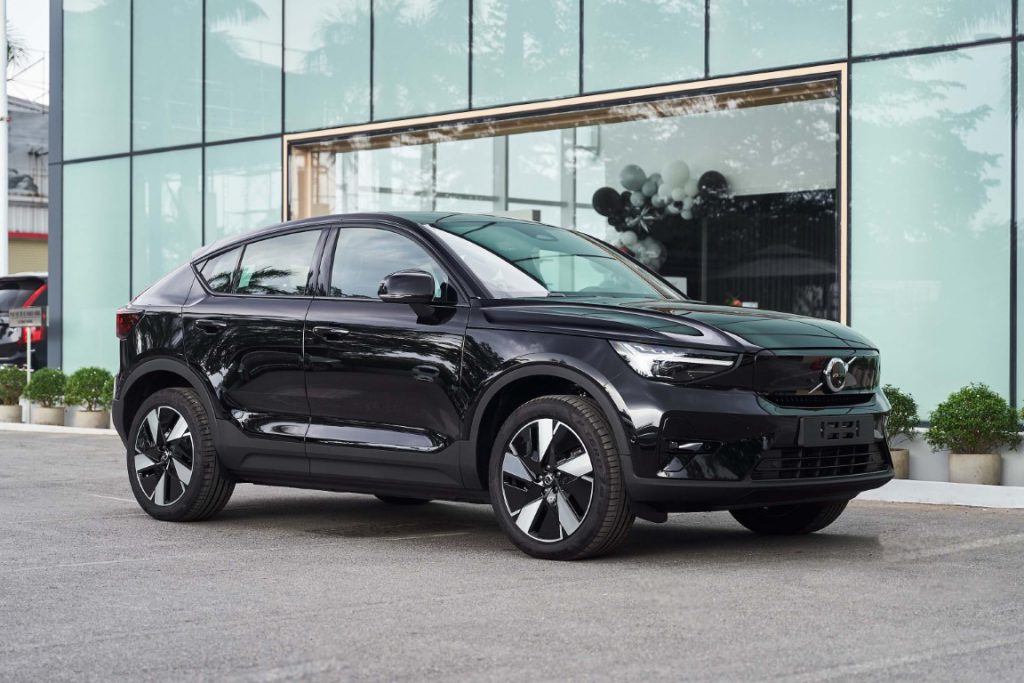 Ngoại thất xe volvo ec40 màu đen Onyx Black góc nhìn phía trước