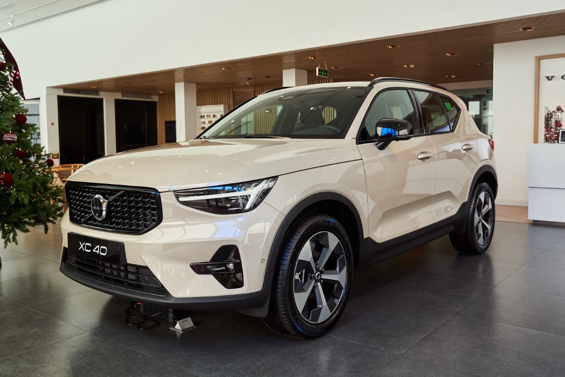Ngoại thất xe volvo xc40 màu vàng cát Sand Dune góc nhìn phía trước